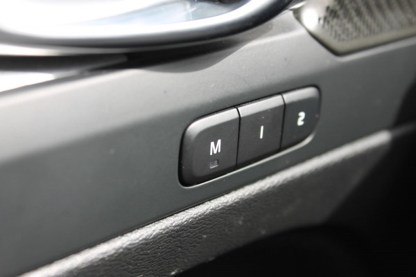 Volvo XC40 B4 211PK Automaat Plus Dark Google infotainment / Adaptieve Cruise Control / Trekhaak / Parkeersensoren met parkeercamera achter / Verwarmbare voorruit / Blis /