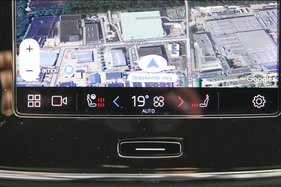 Volvo XC40 B4 211PK Automaat Plus Dark Google infotainment / Adaptieve Cruise Control / Trekhaak / Parkeersensoren met parkeercamera achter / Verwarmbare voorruit / Blis /