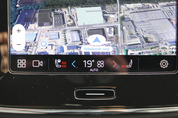 Volvo XC40 B4 211PK Automaat Plus Dark Google infotainment / Adaptieve Cruise Control / Trekhaak / Parkeersensoren met parkeercamera achter / Verwarmbare voorruit / Blis /
