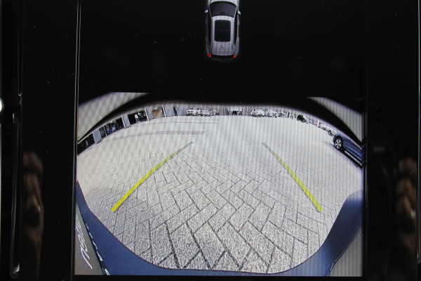 Volvo XC40 B4 211PK Automaat Plus Dark Google infotainment / Adaptieve Cruise Control / Trekhaak / Parkeersensoren met parkeercamera achter / Verwarmbare voorruit / Blis /