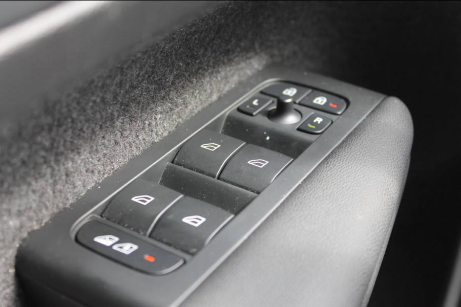Volvo XC40 B4 211PK Automaat Plus Dark Google infotainment / Adaptieve Cruise Control / Trekhaak / Parkeersensoren met parkeercamera achter / Verwarmbare voorruit / Blis /