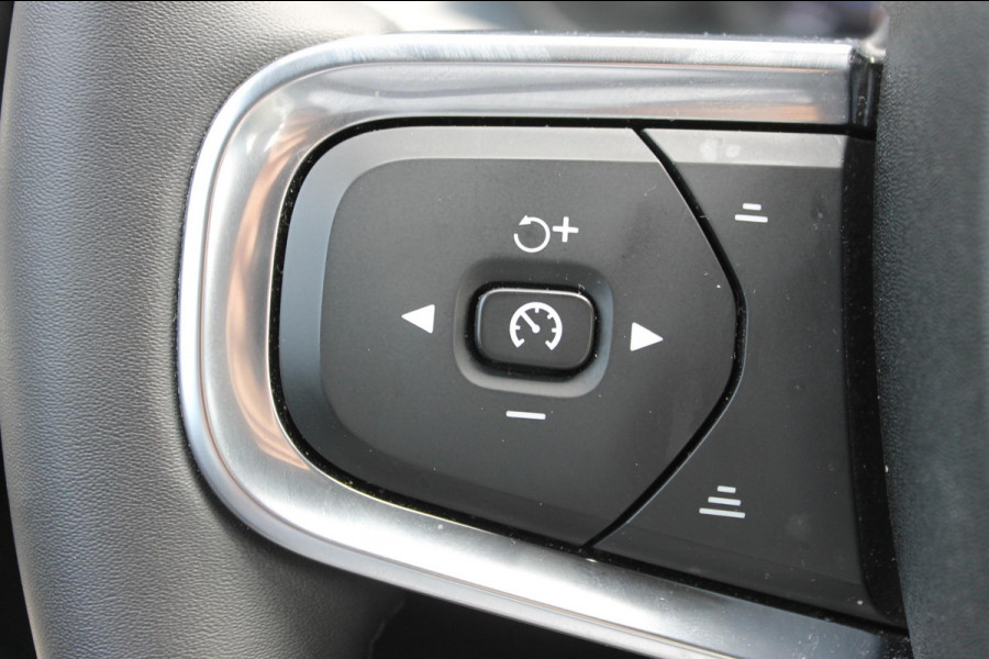 Volvo XC40 B4 211PK Automaat Plus Dark Google infotainment / Adaptieve Cruise Control / Trekhaak / Parkeersensoren met parkeercamera achter / Verwarmbare voorruit / Blis /