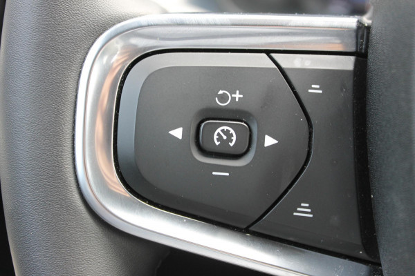 Volvo XC40 B4 211PK Automaat Plus Dark Google infotainment / Adaptieve Cruise Control / Trekhaak / Parkeersensoren met parkeercamera achter / Verwarmbare voorruit / Blis /