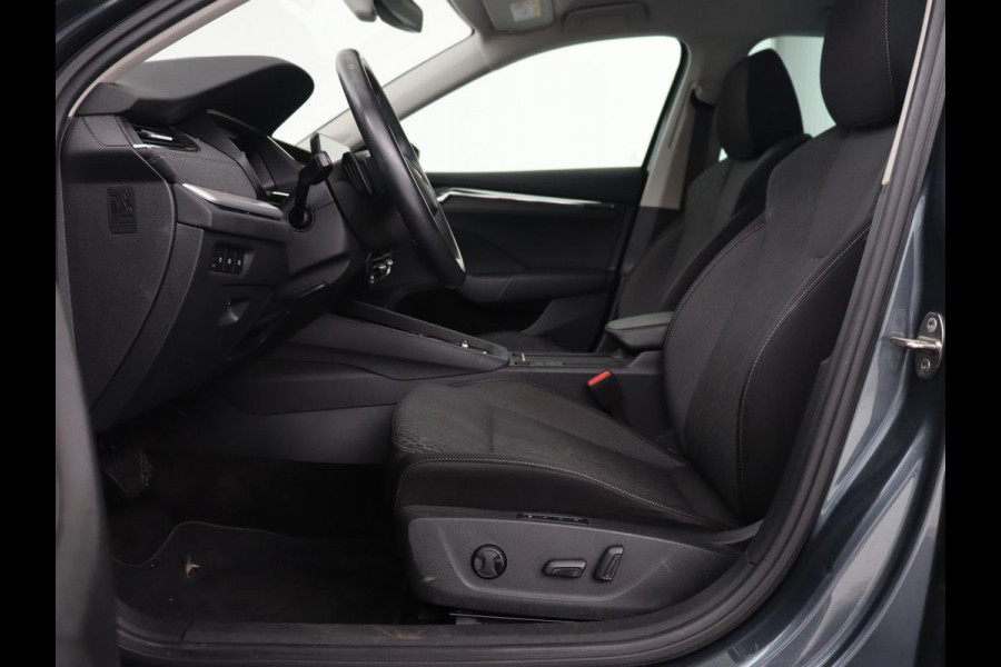 Škoda Octavia 1.0 e-TSI Business Edition | Stoelverwarming | Trekhaak | Head-Up | Memory | Camera | Carplay | Sfeerverlichting | Navigatie | Side Assist | Virtual Cockpit