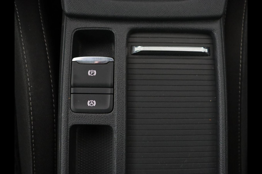 Škoda Octavia 1.0 e-TSI Business Edition | Stoelverwarming | Trekhaak | Head-Up | Memory | Camera | Carplay | Sfeerverlichting | Navigatie | Side Assist | Virtual Cockpit