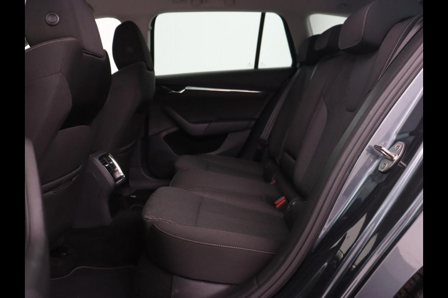 Škoda Octavia 1.0 e-TSI Business Edition | Stoelverwarming | Trekhaak | Head-Up | Memory | Camera | Carplay | Sfeerverlichting | Navigatie | Side Assist | Virtual Cockpit