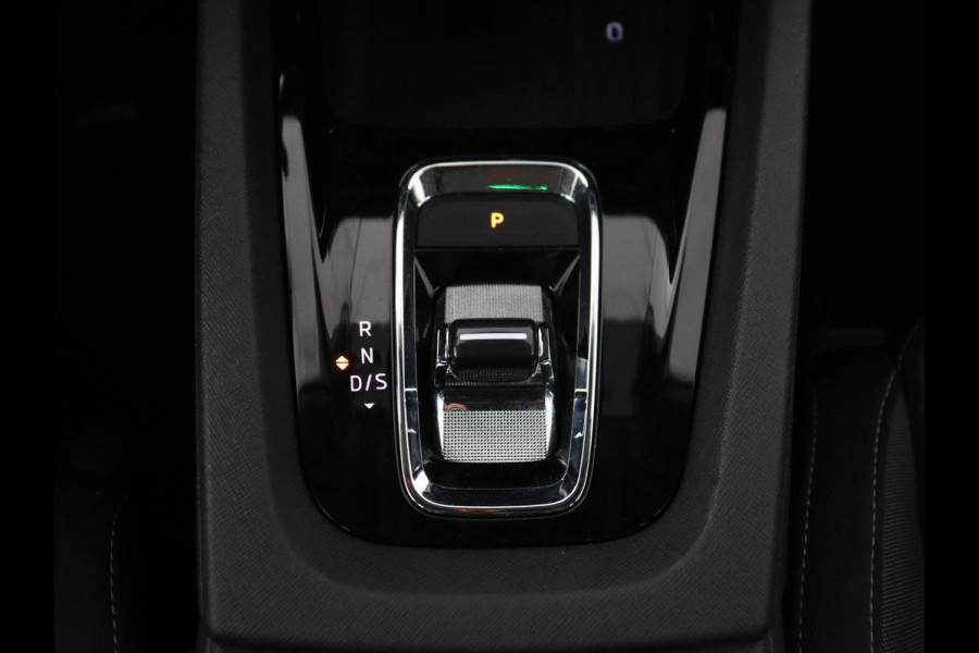 Škoda Octavia 1.0 e-TSI Business Edition | Stoelverwarming | Trekhaak | Head-Up | Memory | Camera | Carplay | Sfeerverlichting | Navigatie | Side Assist | Virtual Cockpit