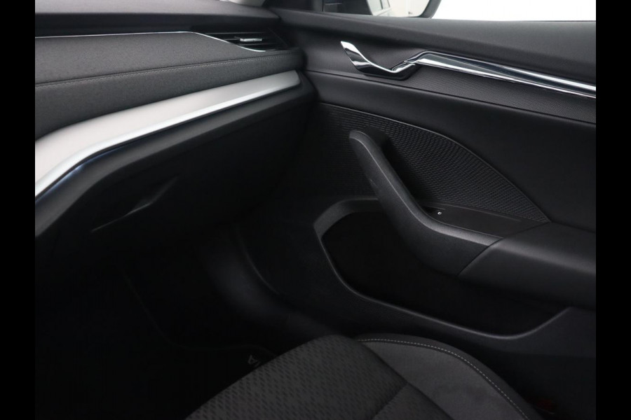 Škoda Octavia 1.0 e-TSI Business Edition | Stoelverwarming | Trekhaak | Head-Up | Memory | Camera | Carplay | Sfeerverlichting | Navigatie | Side Assist | Virtual Cockpit