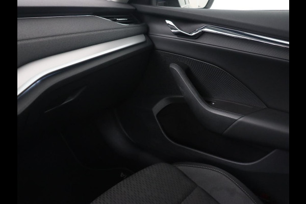 Škoda Octavia 1.0 e-TSI Business Edition | Stoelverwarming | Trekhaak | Head-Up | Memory | Camera | Carplay | Sfeerverlichting | Navigatie | Side Assist | Virtual Cockpit