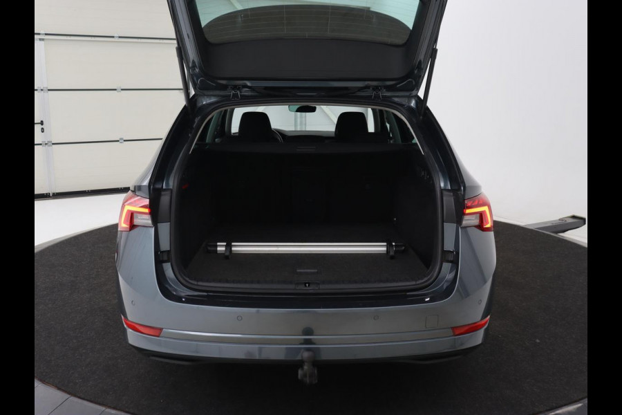 Škoda Octavia 1.0 e-TSI Business Edition | Stoelverwarming | Trekhaak | Head-Up | Memory | Camera | Carplay | Sfeerverlichting | Navigatie | Side Assist | Virtual Cockpit