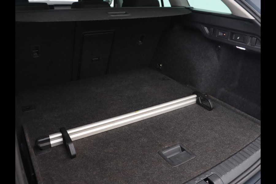 Škoda Octavia 1.0 e-TSI Business Edition | Stoelverwarming | Trekhaak | Head-Up | Memory | Camera | Carplay | Sfeerverlichting | Navigatie | Side Assist | Virtual Cockpit
