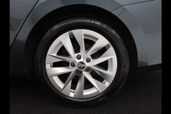 Škoda Octavia 1.0 e-TSI Business Edition | Stoelverwarming | Trekhaak | Head-Up | Memory | Camera | Carplay | Sfeerverlichting | Navigatie | Side Assist | Virtual Cockpit