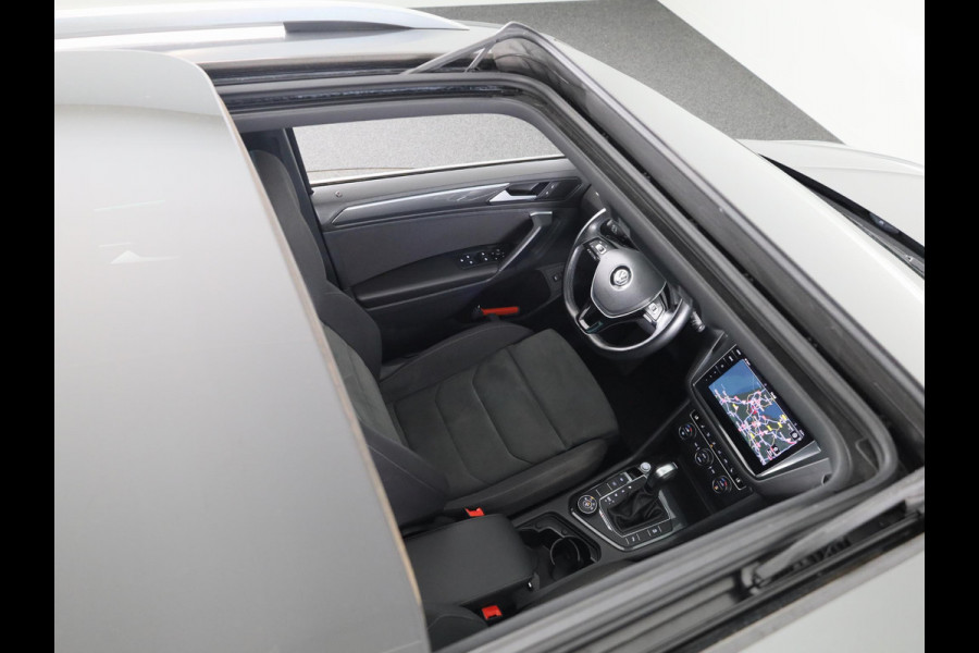 Volkswagen Tiguan 2.0 TSI 4Motion Highline Business R 190 PK | Automaat (DSG) | wegklapbare trekhaak | Panoramadak | Led | Digitaal dashboard