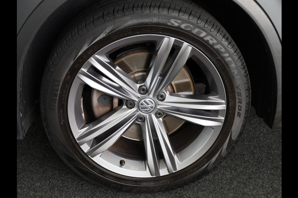 Volkswagen Tiguan 2.0 TSI 4Motion Highline Business R 190 PK | Automaat (DSG) | wegklapbare trekhaak | Panoramadak | Led | Digitaal dashboard