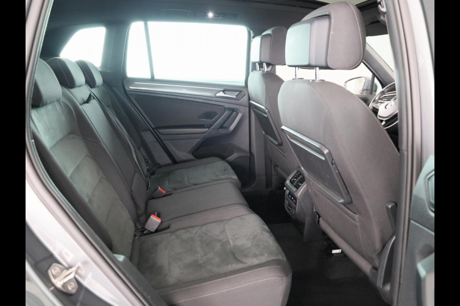 Volkswagen Tiguan 2.0 TSI 4Motion Highline Business R 190 PK | Automaat (DSG) | wegklapbare trekhaak | Panoramadak | Led | Digitaal dashboard
