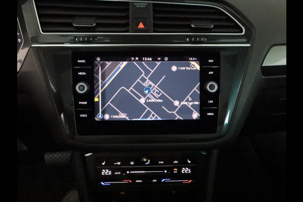 Volkswagen Tiguan 1.5 TSI Elegance 150pk DSG| Pano-dak| El.Trekhaak| 19'LM-velgen/ Alarm