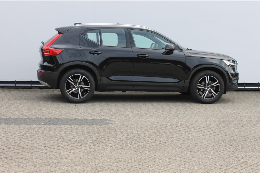Volvo XC40 T2 129pk automaat Business Pro Adaptieve Cruise Control / Blis / Panoramisch schuif-kanteldak / Semi elektrisch wegklapbare trekhaak / Navigatie / Verwarmbare voorstoelen / Verwarmbare voorruit