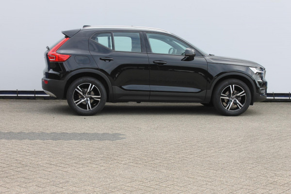 Volvo XC40 T2 129pk automaat Business Pro Adaptieve Cruise Control / Blis / Panoramisch schuif-kanteldak / Semi elektrisch wegklapbare trekhaak / Navigatie / Verwarmbare voorstoelen / Verwarmbare voorruit