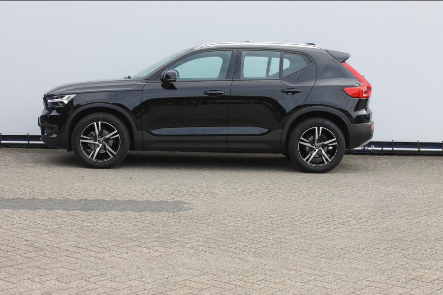 Volvo XC40 T2 129pk automaat Business Pro Adaptieve Cruise Control / Blis / Panoramisch schuif-kanteldak / Semi elektrisch wegklapbare trekhaak / Navigatie / Verwarmbare voorstoelen / Verwarmbare voorruit