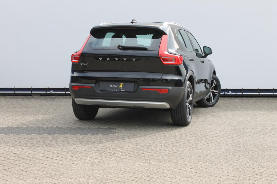 Volvo XC40 T2 129pk automaat Business Pro Adaptieve Cruise Control / Blis / Panoramisch schuif-kanteldak / Semi elektrisch wegklapbare trekhaak / Navigatie / Verwarmbare voorstoelen / Verwarmbare voorruit