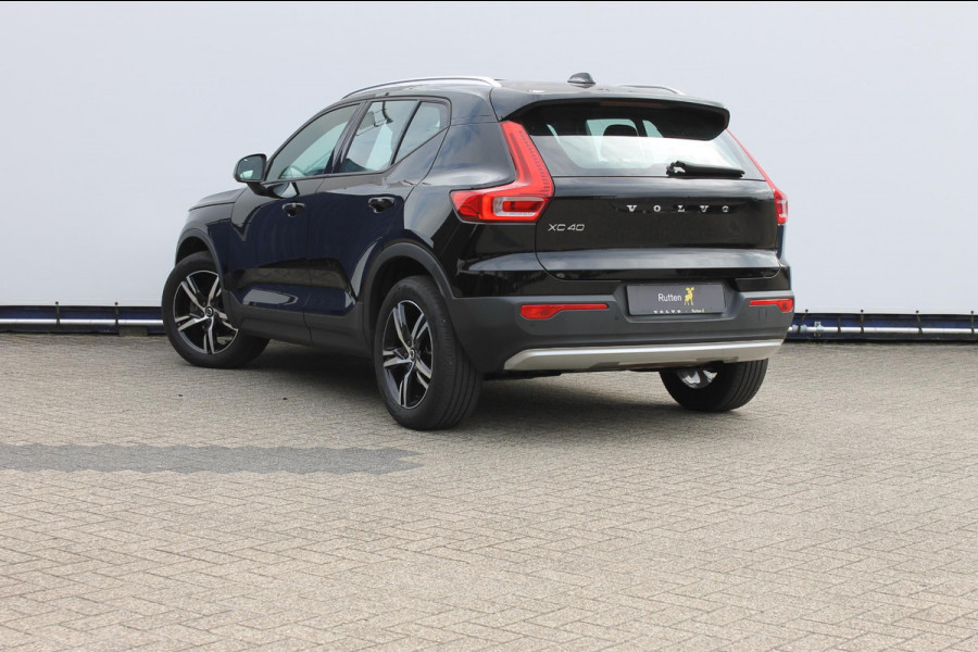 Volvo XC40 T2 129pk automaat Business Pro Adaptieve Cruise Control / Blis / Panoramisch schuif-kanteldak / Semi elektrisch wegklapbare trekhaak / Navigatie / Verwarmbare voorstoelen / Verwarmbare voorruit