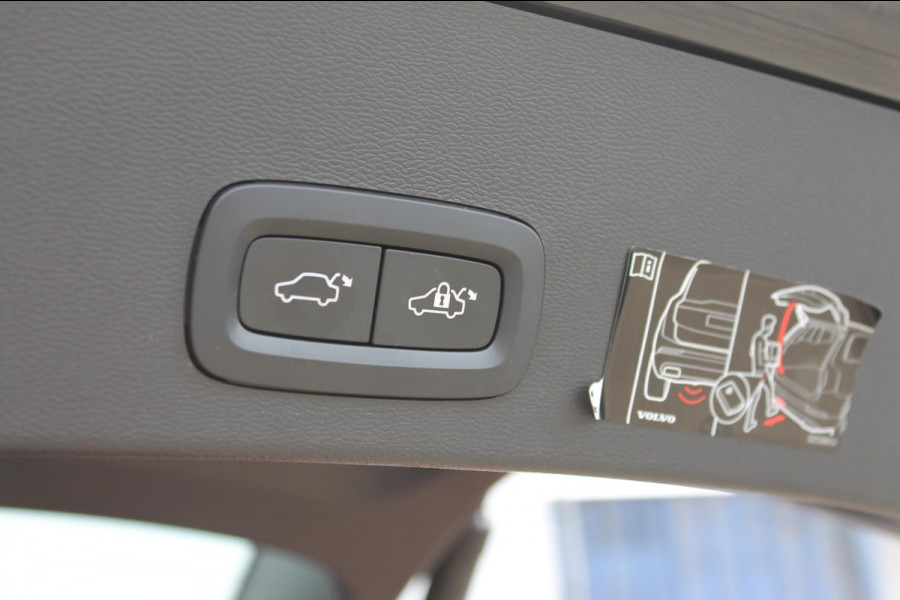 Volvo XC40 T2 129pk automaat Business Pro Adaptieve Cruise Control / Blis / Panoramisch schuif-kanteldak / Semi elektrisch wegklapbare trekhaak / Navigatie / Verwarmbare voorstoelen / Verwarmbare voorruit