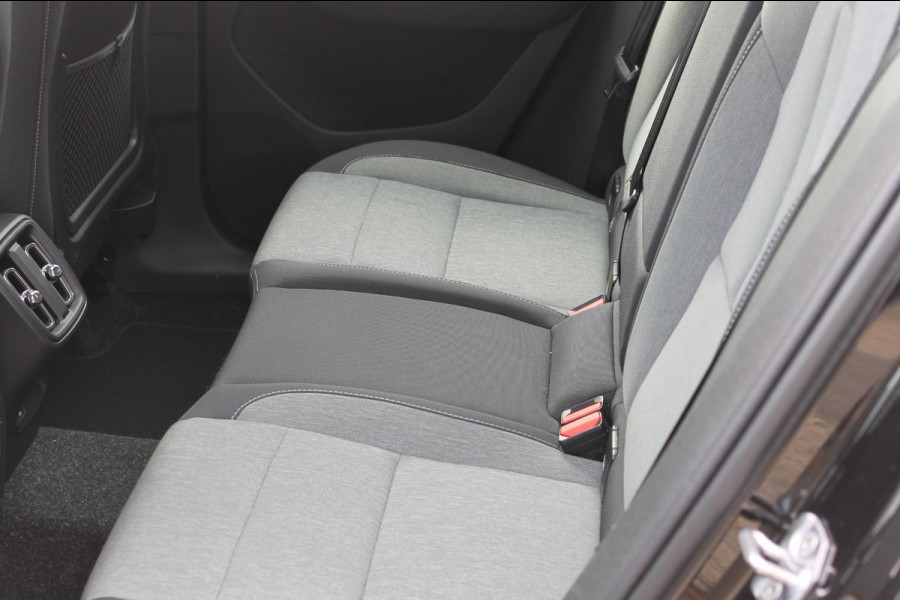 Volvo XC40 T2 129pk automaat Business Pro Adaptieve Cruise Control / Blis / Panoramisch schuif-kanteldak / Semi elektrisch wegklapbare trekhaak / Navigatie / Verwarmbare voorstoelen / Verwarmbare voorruit