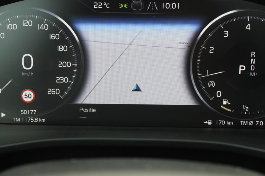 Volvo XC40 T2 129pk automaat Business Pro Adaptieve Cruise Control / Blis / Panoramisch schuif-kanteldak / Semi elektrisch wegklapbare trekhaak / Navigatie / Verwarmbare voorstoelen / Verwarmbare voorruit