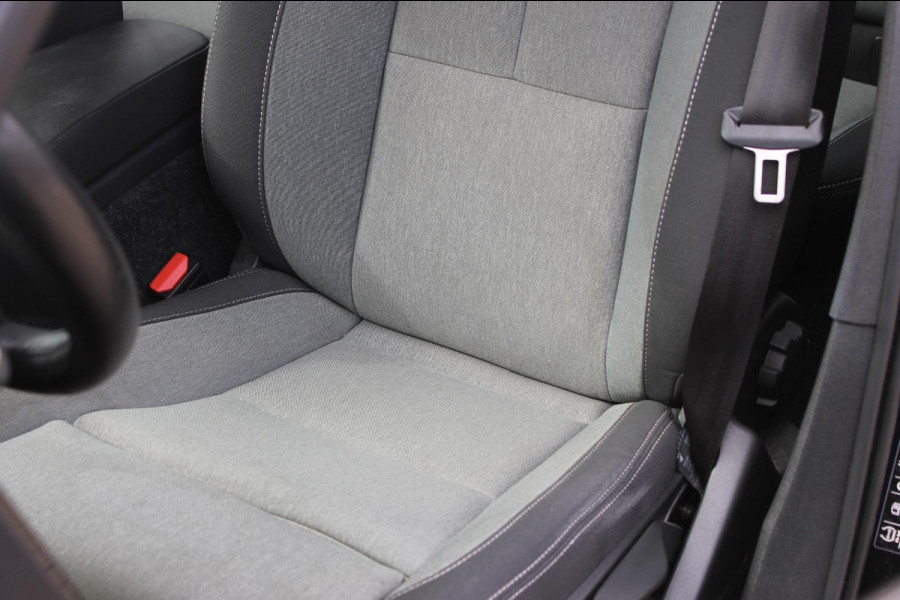 Volvo XC40 T2 129pk automaat Business Pro Adaptieve Cruise Control / Blis / Panoramisch schuif-kanteldak / Semi elektrisch wegklapbare trekhaak / Navigatie / Verwarmbare voorstoelen / Verwarmbare voorruit