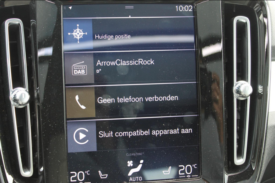 Volvo XC40 T2 129pk automaat Business Pro Adaptieve Cruise Control / Blis / Panoramisch schuif-kanteldak / Semi elektrisch wegklapbare trekhaak / Navigatie / Verwarmbare voorstoelen / Verwarmbare voorruit