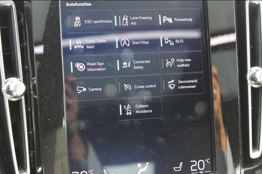 Volvo XC40 T2 129pk automaat Business Pro Adaptieve Cruise Control / Blis / Panoramisch schuif-kanteldak / Semi elektrisch wegklapbare trekhaak / Navigatie / Verwarmbare voorstoelen / Verwarmbare voorruit