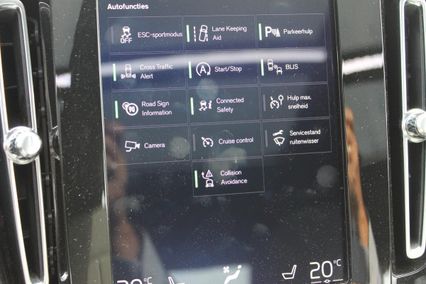 Volvo XC40 T2 129pk automaat Business Pro Adaptieve Cruise Control / Blis / Panoramisch schuif-kanteldak / Semi elektrisch wegklapbare trekhaak / Navigatie / Verwarmbare voorstoelen / Verwarmbare voorruit