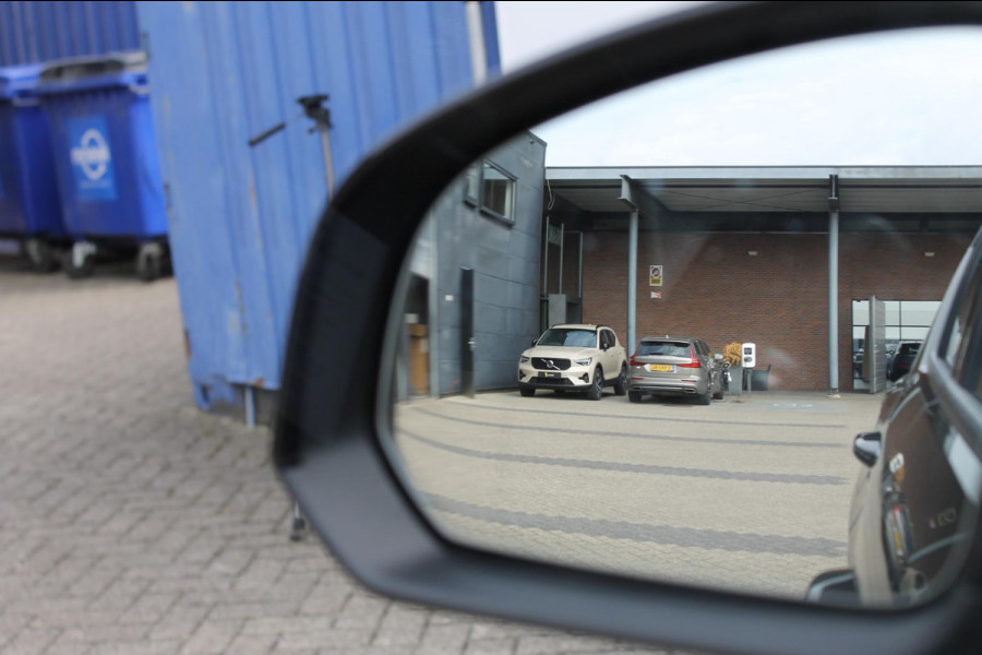 Volvo XC40 T2 129pk automaat Business Pro Adaptieve Cruise Control / Blis / Panoramisch schuif-kanteldak / Semi elektrisch wegklapbare trekhaak / Navigatie / Verwarmbare voorstoelen / Verwarmbare voorruit