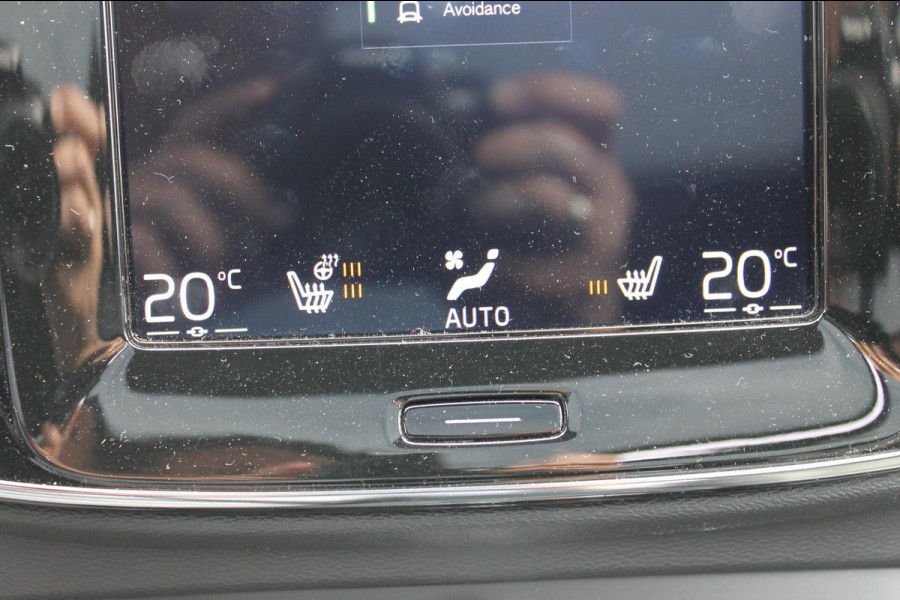 Volvo XC40 T2 129pk automaat Business Pro Adaptieve Cruise Control / Blis / Panoramisch schuif-kanteldak / Semi elektrisch wegklapbare trekhaak / Navigatie / Verwarmbare voorstoelen / Verwarmbare voorruit