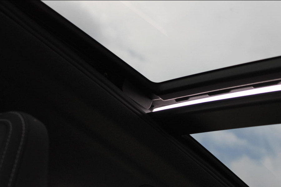 Volvo XC40 T2 129pk automaat Business Pro Adaptieve Cruise Control / Blis / Panoramisch schuif-kanteldak / Semi elektrisch wegklapbare trekhaak / Navigatie / Verwarmbare voorstoelen / Verwarmbare voorruit