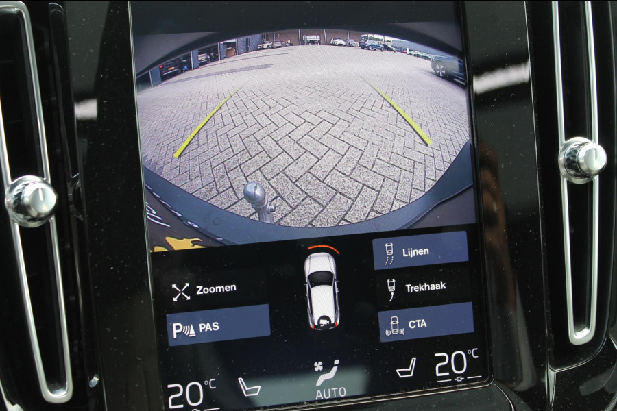 Volvo XC40 T2 129pk automaat Business Pro Adaptieve Cruise Control / Blis / Panoramisch schuif-kanteldak / Semi elektrisch wegklapbare trekhaak / Navigatie / Verwarmbare voorstoelen / Verwarmbare voorruit