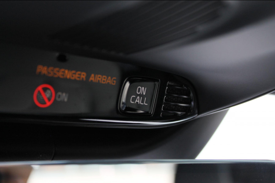 Volvo XC40 T2 129pk automaat Business Pro Adaptieve Cruise Control / Blis / Panoramisch schuif-kanteldak / Semi elektrisch wegklapbare trekhaak / Navigatie / Verwarmbare voorstoelen / Verwarmbare voorruit