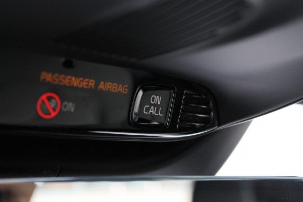 Volvo XC40 T2 129pk automaat Business Pro Adaptieve Cruise Control / Blis / Panoramisch schuif-kanteldak / Semi elektrisch wegklapbare trekhaak / Navigatie / Verwarmbare voorstoelen / Verwarmbare voorruit