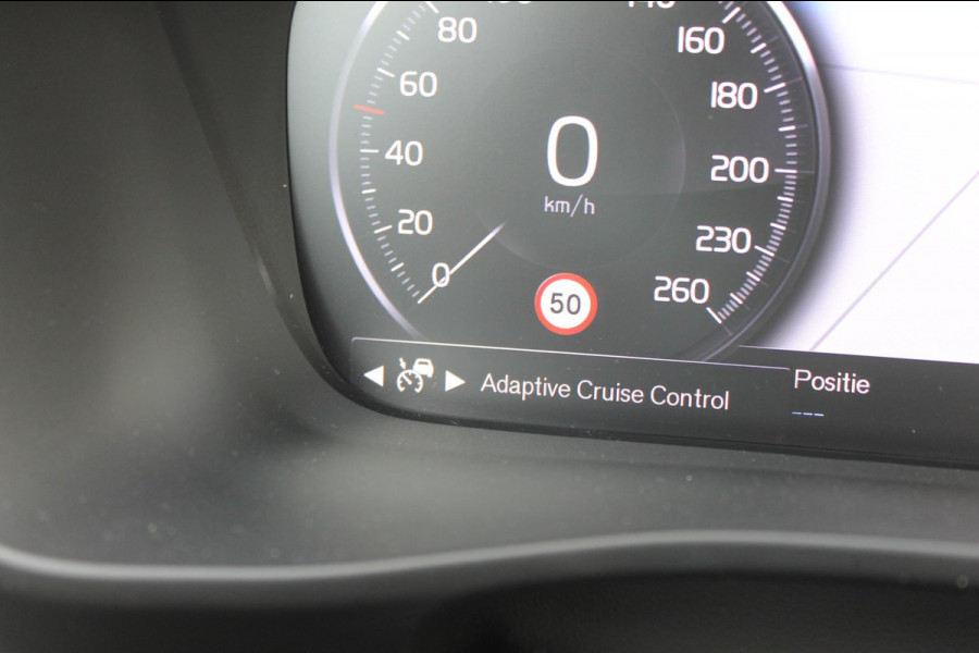 Volvo XC40 T2 129pk automaat Business Pro Adaptieve Cruise Control / Blis / Panoramisch schuif-kanteldak / Semi elektrisch wegklapbare trekhaak / Navigatie / Verwarmbare voorstoelen / Verwarmbare voorruit