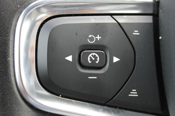 Volvo XC40 T2 129pk automaat Business Pro Adaptieve Cruise Control / Blis / Panoramisch schuif-kanteldak / Semi elektrisch wegklapbare trekhaak / Navigatie / Verwarmbare voorstoelen / Verwarmbare voorruit