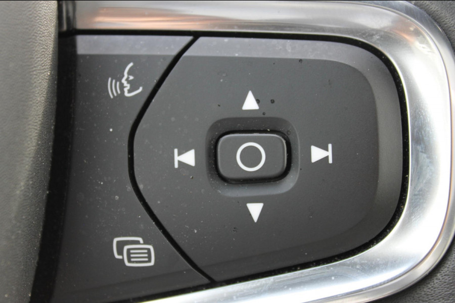 Volvo XC40 T2 129pk automaat Business Pro Adaptieve Cruise Control / Blis / Panoramisch schuif-kanteldak / Semi elektrisch wegklapbare trekhaak / Navigatie / Verwarmbare voorstoelen / Verwarmbare voorruit