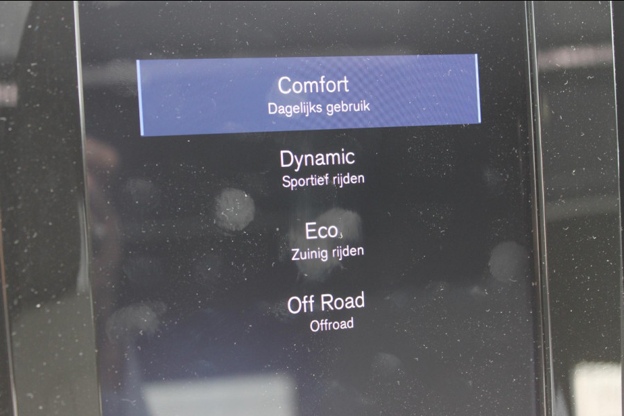 Volvo XC40 T2 129pk automaat Business Pro Adaptieve Cruise Control / Blis / Panoramisch schuif-kanteldak / Semi elektrisch wegklapbare trekhaak / Navigatie / Verwarmbare voorstoelen / Verwarmbare voorruit