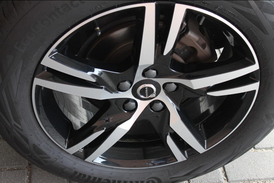 Volvo XC40 T2 129pk automaat Business Pro Adaptieve Cruise Control / Blis / Panoramisch schuif-kanteldak / Semi elektrisch wegklapbare trekhaak / Navigatie / Verwarmbare voorstoelen / Verwarmbare voorruit