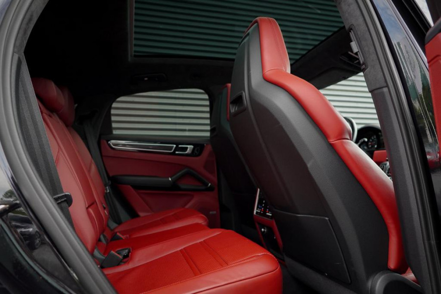 Porsche Cayenne Coupé 3.0 / Pano / 18-Voudig / NL Auto / Incl BTW / 22'' / Sportuitlaat