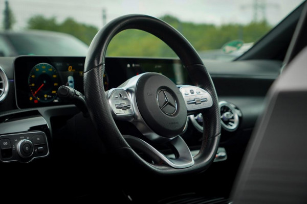 Mercedes-Benz A-Klasse 200 Business Solution AMG / Pano / Stoelverwarming