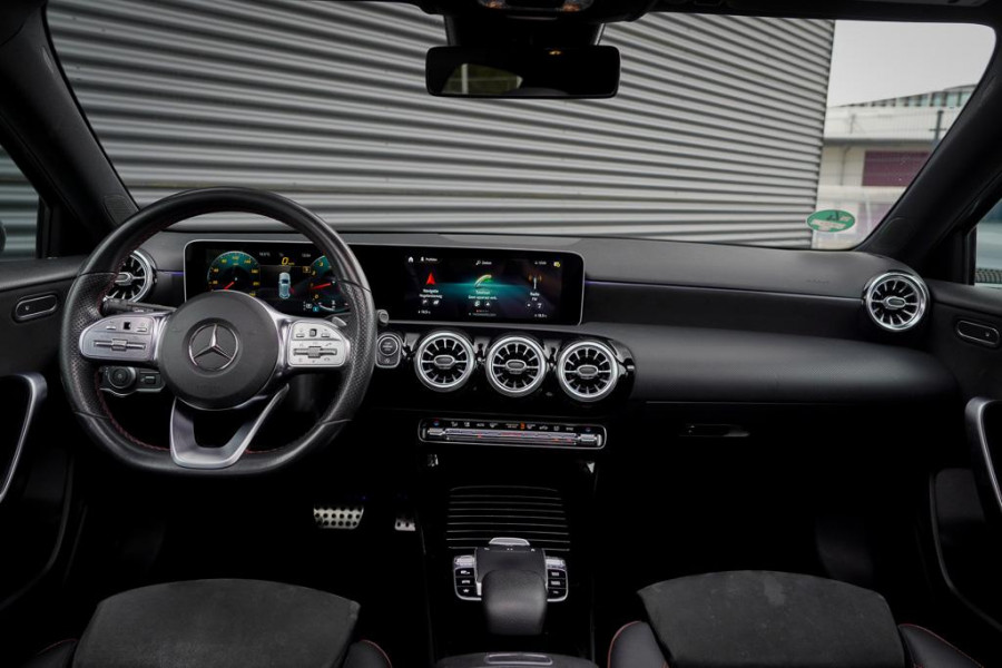 Mercedes-Benz A-Klasse 200 Business Solution AMG / Pano / Stoelverwarming