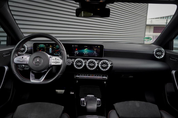 Mercedes-Benz A-Klasse 200 Business Solution AMG / Pano / Stoelverwarming