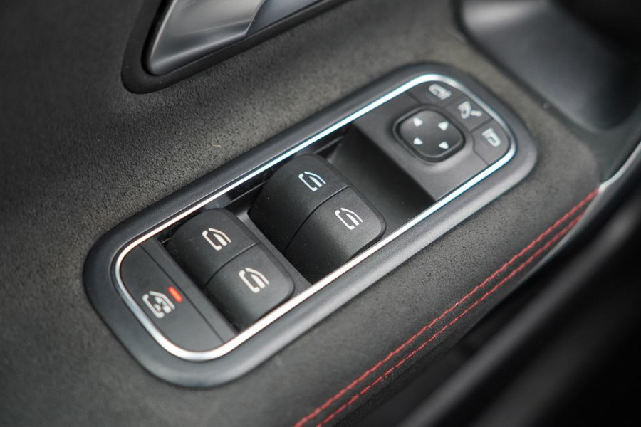 Mercedes-Benz A-Klasse 200 Business Solution AMG / Pano / Stoelverwarming