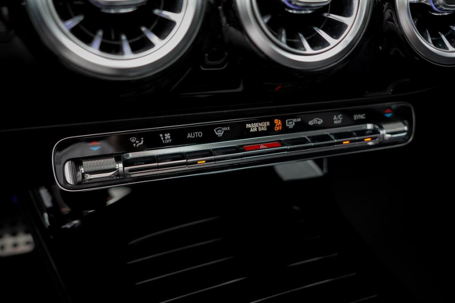 Mercedes-Benz A-Klasse 200 Business Solution AMG / Pano / Stoelverwarming