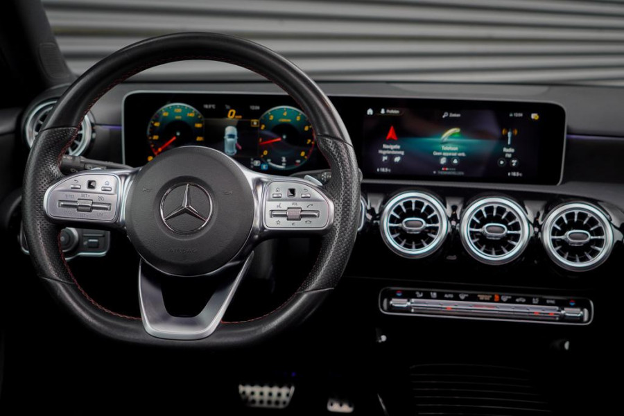 Mercedes-Benz A-Klasse 200 Business Solution AMG / Pano / Stoelverwarming